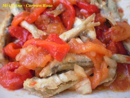 ENSALADILLA MALAGUEÑA DE TOMATES Y PIMIENTOS ASADOS CON PESCADO FRITO