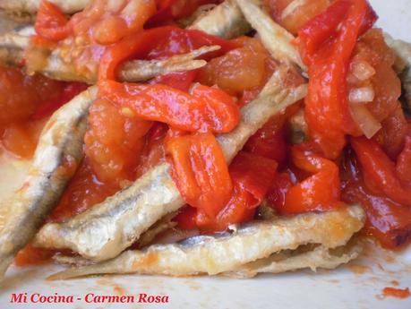ENSALADILLA MALAGUEÑA DE TOMATES Y PIMIENTOS ASADOS CON PESCADO FRITO