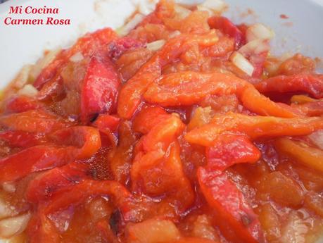 ENSALADILLA MALAGUEÑA DE TOMATES Y PIMIENTOS ASADOS CON PESCADO FRITO