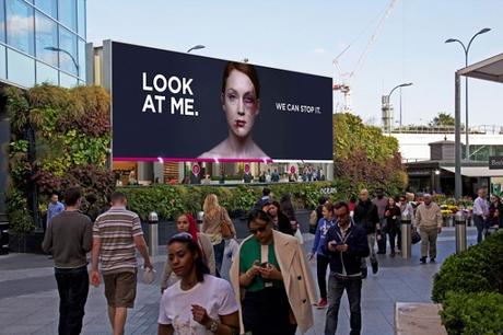 Una valla publicitaria para que las personas presten verdadera atención a la violencia de género.