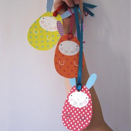 decorar conejitos de pascua con forma de huevo