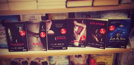 Malas y buenas noticias sobre la edición en bolsillo de la saga de La Casa de la Noche y Guardianes Ocultos