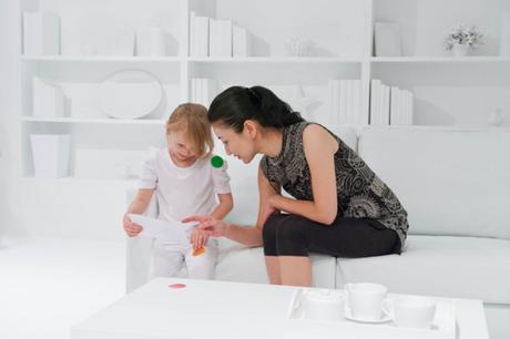 Obliterration Room - Experimento de estancia blanca a colorear por niños con pegatinas