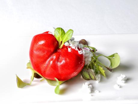 Cherrie de moluscos sobre algas y nieve de aceite oliva