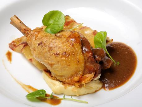 Pollo de la abuela en guiso de cebolla caramelizada y ravioli de verduras y foie