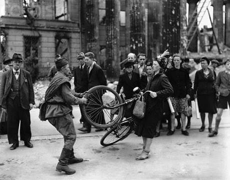 UNA MUJER EN BERLÍN (1954), DE MARTA HILLERS. LOS RESCOLDOS DE LA AMARGA DERROTA.