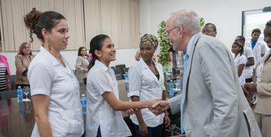 Anthony Lake, director ejecutivo del Fondo de Naciones Unidas para la Infancia (Unicef visito la Escuela Internacionaĺ de Medicina.