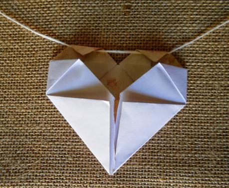 Guirnalda de corazones de origami