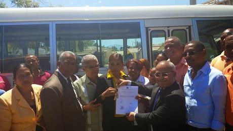 Gobierno entrega seis autobuses a estudiantes Provincia Bahoruco.
