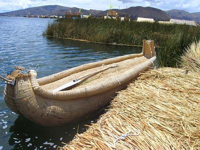 Barca de totora, Lago Titicaca, Puno, Perú, La vuelta al mundo de Asun y Ricardo, round the world, mundoporlibre.com