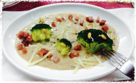 Brócoli con bechamel de queso y piñones Brócoli con bechamel de queso y piñones