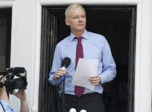 Desde el balcón de la Embajada de Ecuador, Assange se ha dirigido a los medios y a sus seguidores. En este caso, tras no conseguir representación en el senado australiano, anunció que su partido WikiLeaks continuaría con su actividad. / EFE