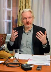 Assange en una rueda de prensa en la Embajada de Ecuador / John Stillwell, EFE