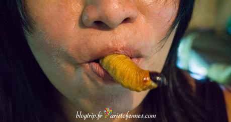Comer gusano mojojoy en Leticia Amazonas