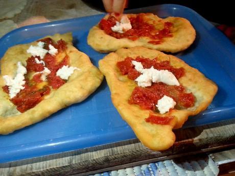 Pizzas fritas con tomate o pizzas montanare - Le Montanare montanare6