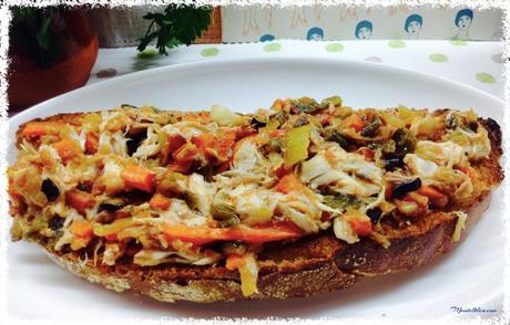 Tosta de verdel sobre verduras pochadas Tosta de verdel sobre verduras pochadas