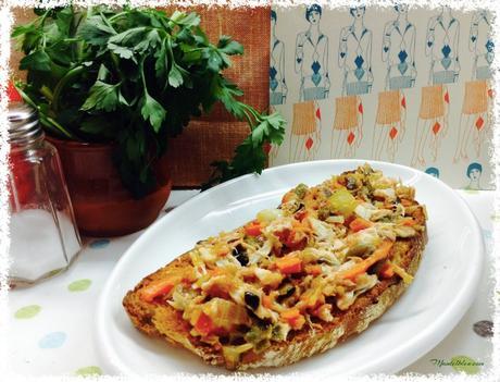 Tosta de verdel sobre verduras pochadas Tosta de verdel sobre verduras pochadas