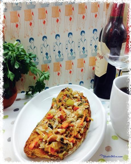 Tosta de verdel sobre verduras pochadas Tosta de verdel sobre verduras pochadas