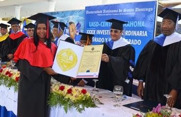 UASD Barahona graduó 329 profesionales este sábado.