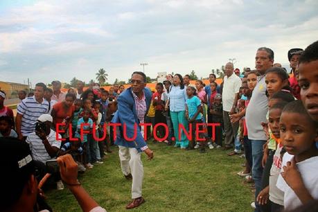 Frank Del Valle lanzando duro en inauguraciones estadios.