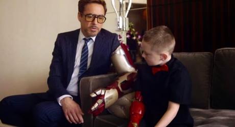 Tony Stark regala su brazo biónico a un niño discapacitado