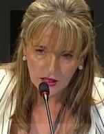 Martina Anderson habló sobre la doble lucha del Sinn Féin: contra el dominio británico y contra el neoliberalismo transnacional.