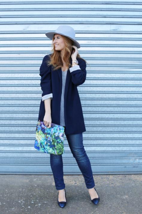 a_trendy_life-blue_outfit-clutch_zubi-look_con_sombrero-street_style-2