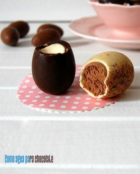 HUEVOS DE PASCUA RELLENOS DE MOUSSE DE CHOCOLATE.