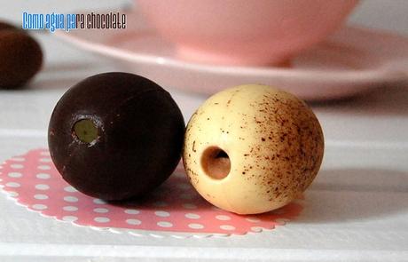 HUEVOS DE PASCUA RELLENOS DE MOUSSE DE CHOCOLATE.