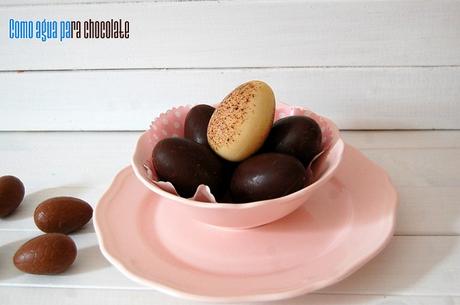 HUEVOS DE PASCUA RELLENOS DE MOUSSE DE CHOCOLATE.