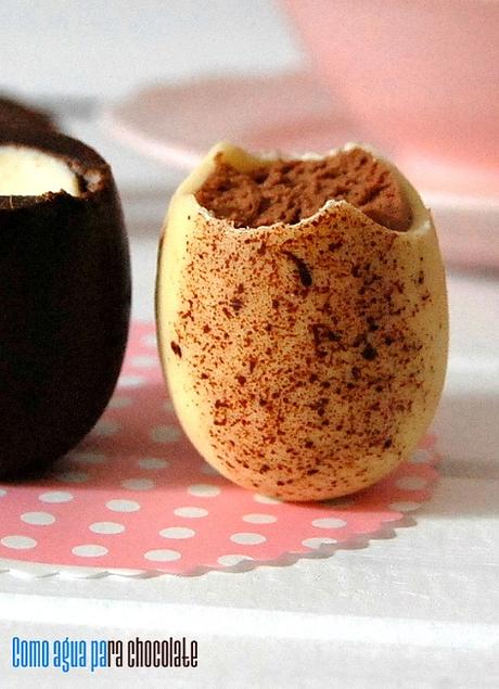HUEVOS DE PASCUA RELLENOS DE MOUSSE DE CHOCOLATE.