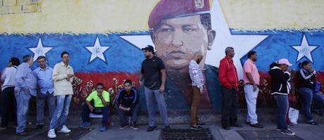 Descubren cuentas multimillonarias del Gobierno de Venezuela en banco suizo Caraqueños hacen colas frente a una pintura del fallecido Hugo Chávez (AP)
