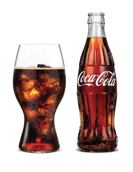 Coca-Cola celebra el centésimo aniversario de su botella apoyando a la diversidad.