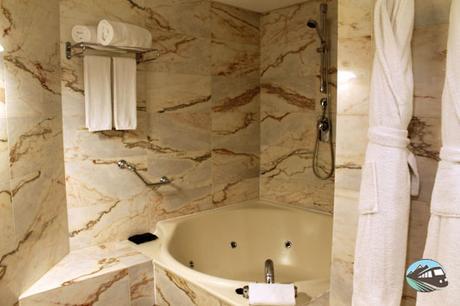Baño con Jacuzzi en la suite junior