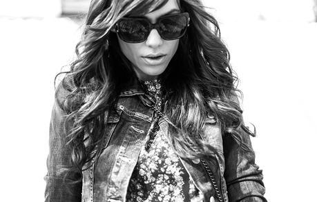 street style barbara crespo hakei flowers dress denim jacket red bag fashion blogger outfit blog de moda street style barbara crespo hakei flowers dress denim jacket red bag fashion blogger outfit blog de moda