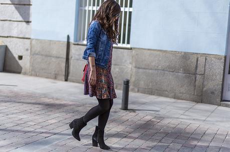 street style barbara crespo hakei flowers dress denim jacket red bag fashion blogger outfit blog de moda street style barbara crespo hakei flowers dress denim jacket red bag fashion blogger outfit blog de moda