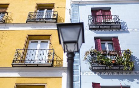 street style barbara crespo hakei flowers dress denim jacket red bag fashion blogger outfit blog de moda street style barbara crespo hakei flowers dress denim jacket red bag fashion blogger outfit blog de moda
