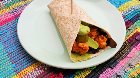 Burritos con chili sin carne y salsa de aguacate