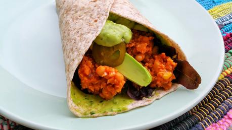 Burritos con chili sin carne y salsa de aguacate