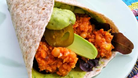 Burritos con chili sin carne y salsa de aguacate