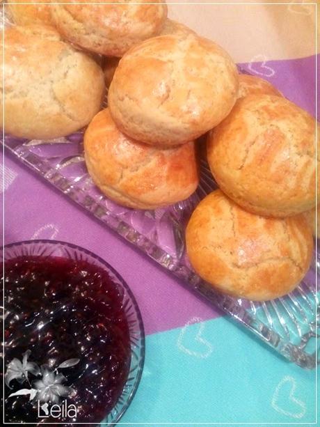 Scones con mermelada de frambuesa