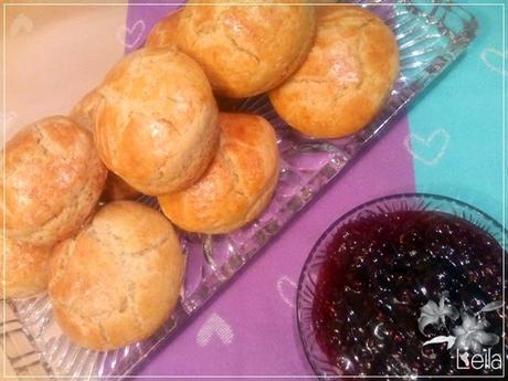 Scones con mermelada de frambuesa