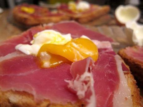 tosta-jamon-serrano-y-huevo-poche