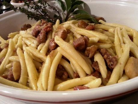 Macarrones con setas boletus o champiñones y salchichas maccheronciniboletussalchicha