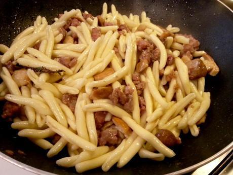 Macarrones con setas boletus o champiñones y salchichas maccheronciniboletussalchicha3
