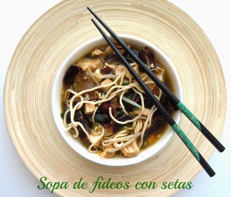 Sopa de fideos con setas