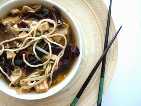 Sopa de fideos con setas