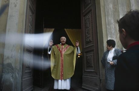 Después de lo sagrado, antes de lo profano