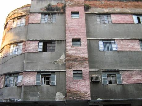 EL RECREO - El programa Tricolor tendrá que visitar la Avenida Casanova existen edificios que requieren asistencia del estado