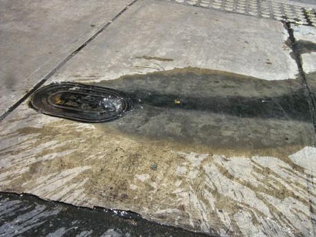 EL RECREO - TRES meses itene el bote de agua negras nauseabundas en la Calle San Antonio